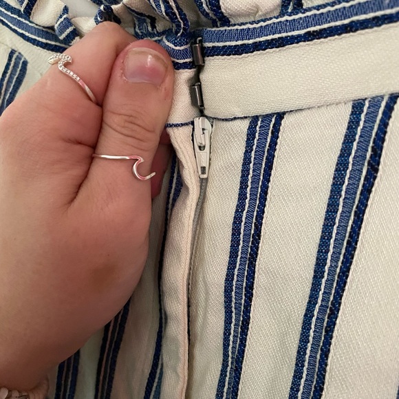 ✨EXPRESS HIGH RISE RUFFLE ANKLE DRESS PANT✨ - Picture 4 of 7